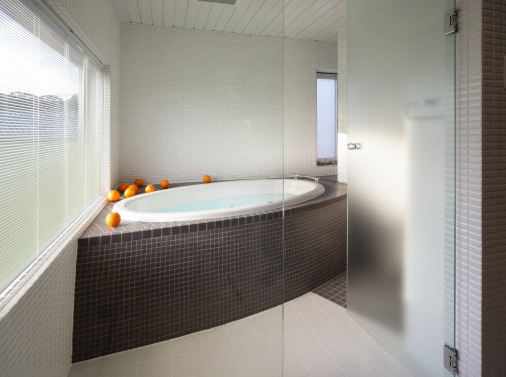 Imagen de cuarto de baño principal minimalista grande con baldosas y/o azulejos de porcelana, paredes blancas, suelo de baldosas de porcelana, lavabo sobreencimera y suelo negro