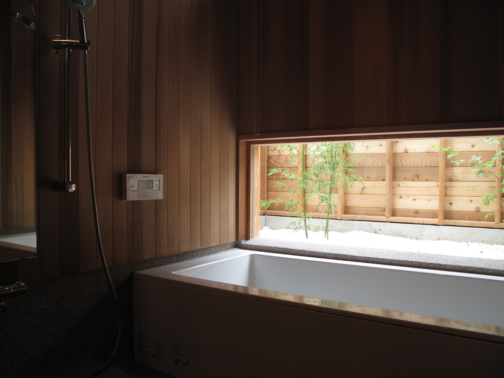 Idee per una stanza da bagno padronale etnica di medie dimensioni con pareti marroni e pavimento grigio