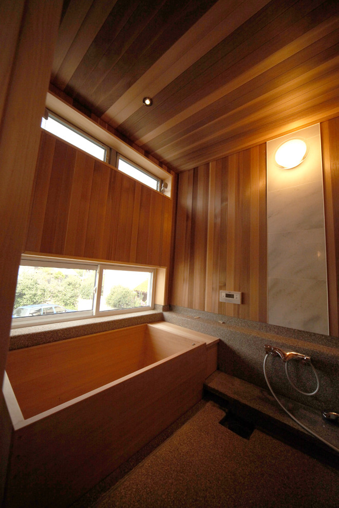 Esempio di una piccola stanza da bagno etnica con vasca giapponese, pareti marroni e pavimento grigio