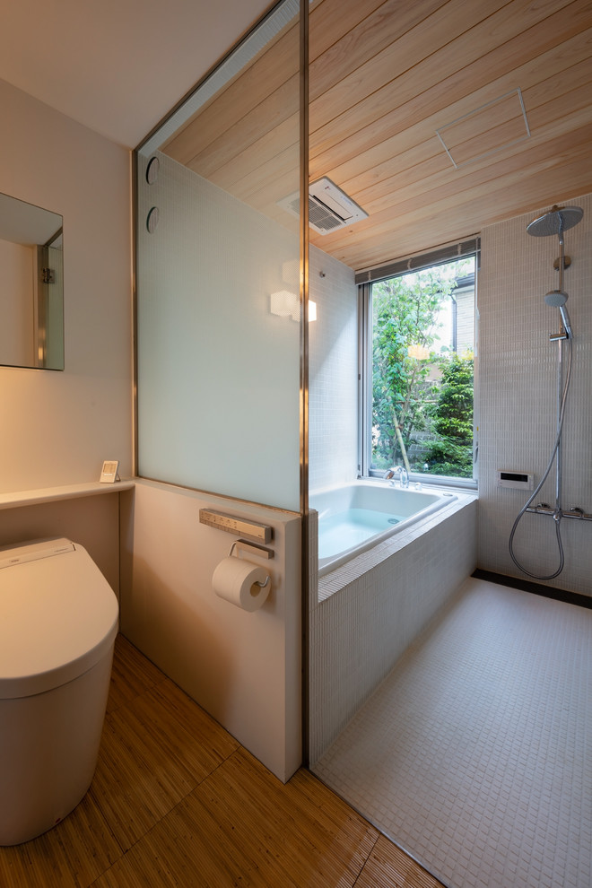 東京23区にあるモダンスタイルのおしゃれな浴室 (コーナー型浴槽、オープン型シャワー、オープンシャワー、白い壁、白い床) の写真