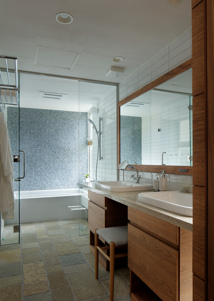 Imagen de cuarto de baño contemporáneo con armarios con paneles lisos, puertas de armario de madera oscura, lavabo encastrado y suelo multicolor