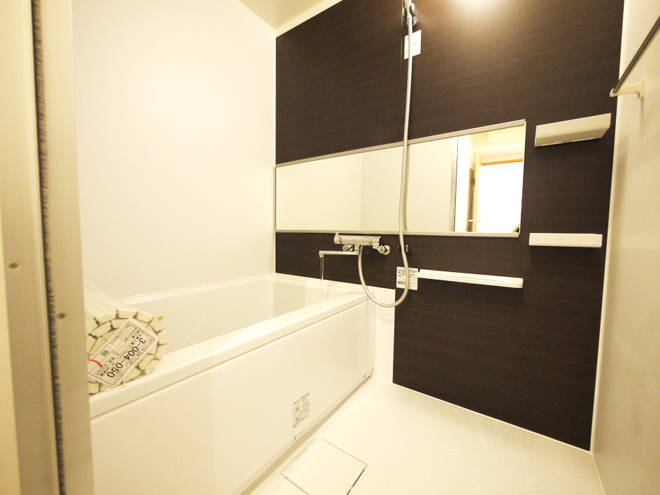 Идея дизайна: ванная комната в восточном стиле с коричневыми стенами