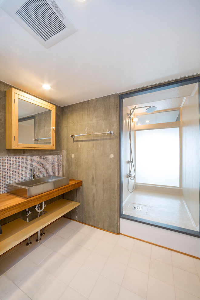 Modelo de cuarto de baño industrial pequeño con ducha doble, baldosas y/o azulejos multicolor, baldosas y/o azulejos en mosaico, aseo y ducha, encimera de acero inoxidable, ducha abierta y encimeras marrones