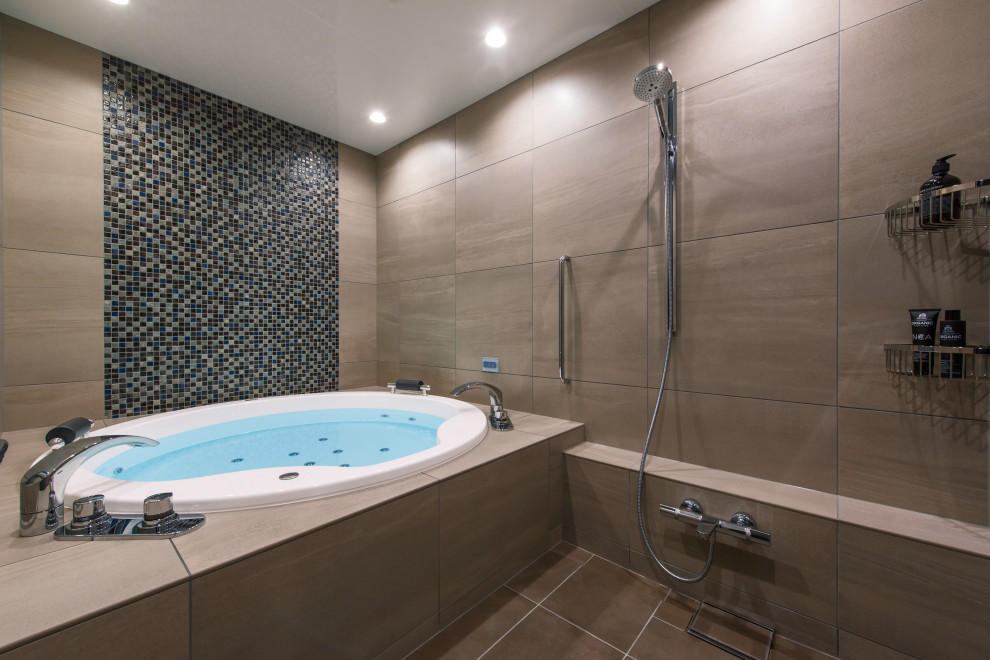 Свежая идея для дизайна: ванная комната с гидромассажной ванной, коричневой плиткой, керамогранитной плиткой, коричневыми стенами и полом из керамогранита - отличное фото интерьера
