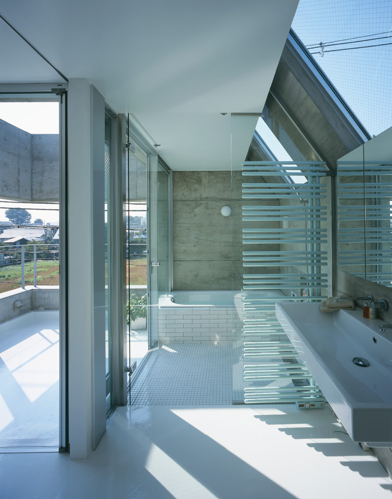 Источник вдохновения для домашнего уюта: главная ванная комната в стиле модернизм с ванной в нише, душем над ванной, белой плиткой, серыми стенами, консольной раковиной и душем с распашными дверями