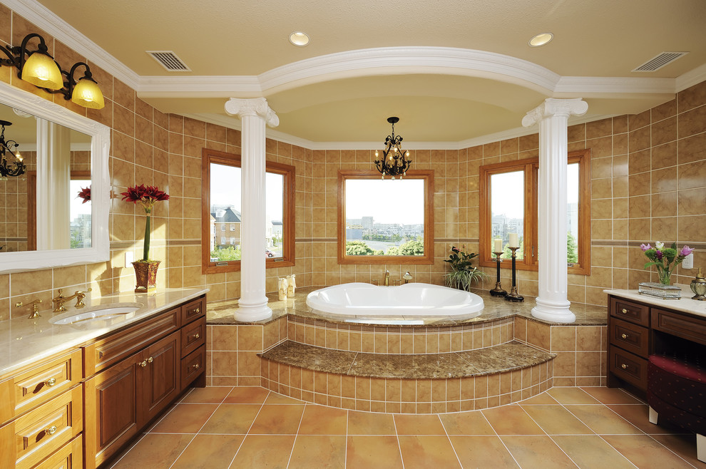 Exemple d'une salle de bain chic avec un bain bouillonnant, un carrelage marron, un mur marron, tomettes au sol et un sol marron.
