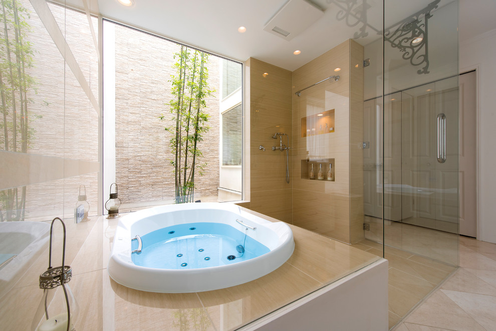 Modelo de cuarto de baño tradicional con bañera encastrada, paredes beige y suelo beige