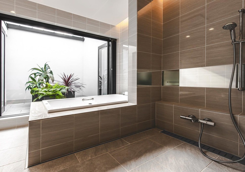 Inspiration för moderna en-suite badrum, med ett platsbyggt badkar, våtrum, beige kakel, beige väggar och beiget golv