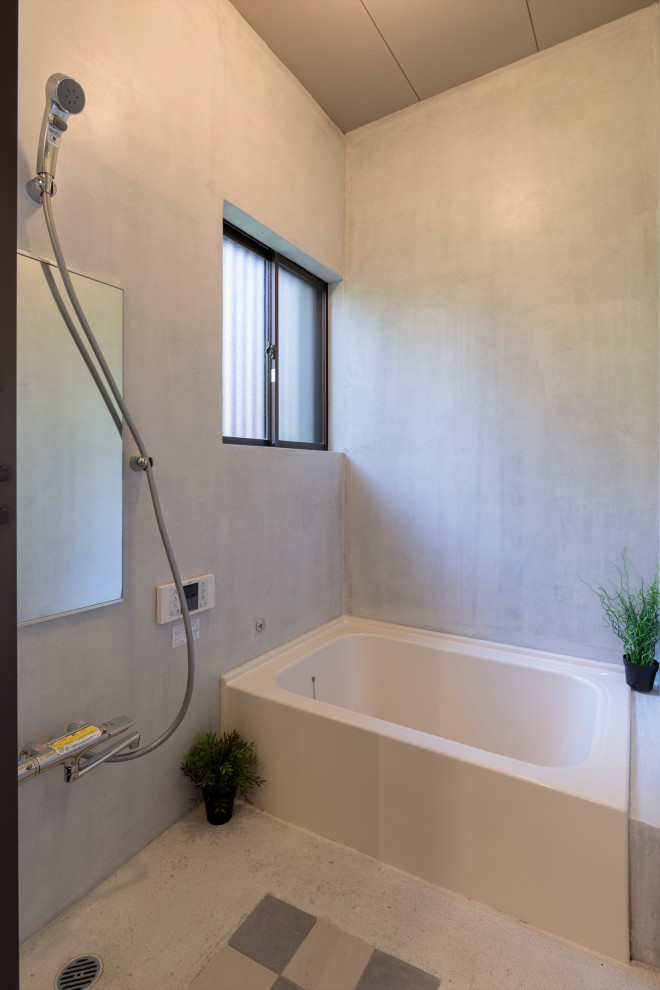 Idée de décoration pour une petite salle de bain principale design avec un mur blanc, sol en béton ciré et un sol blanc.