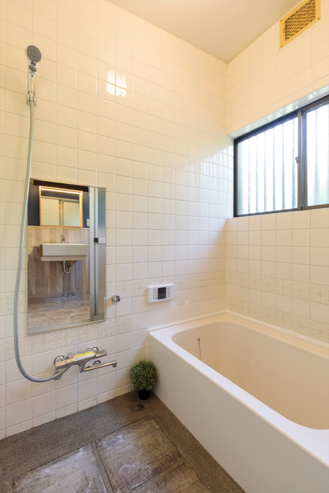 他の地域にある小さなインダストリアルスタイルのおしゃれなマスターバスルーム (アルコーブ型浴槽、オープン型シャワー、白い壁、コンクリートの床、グレーの床、磁器タイル) の写真