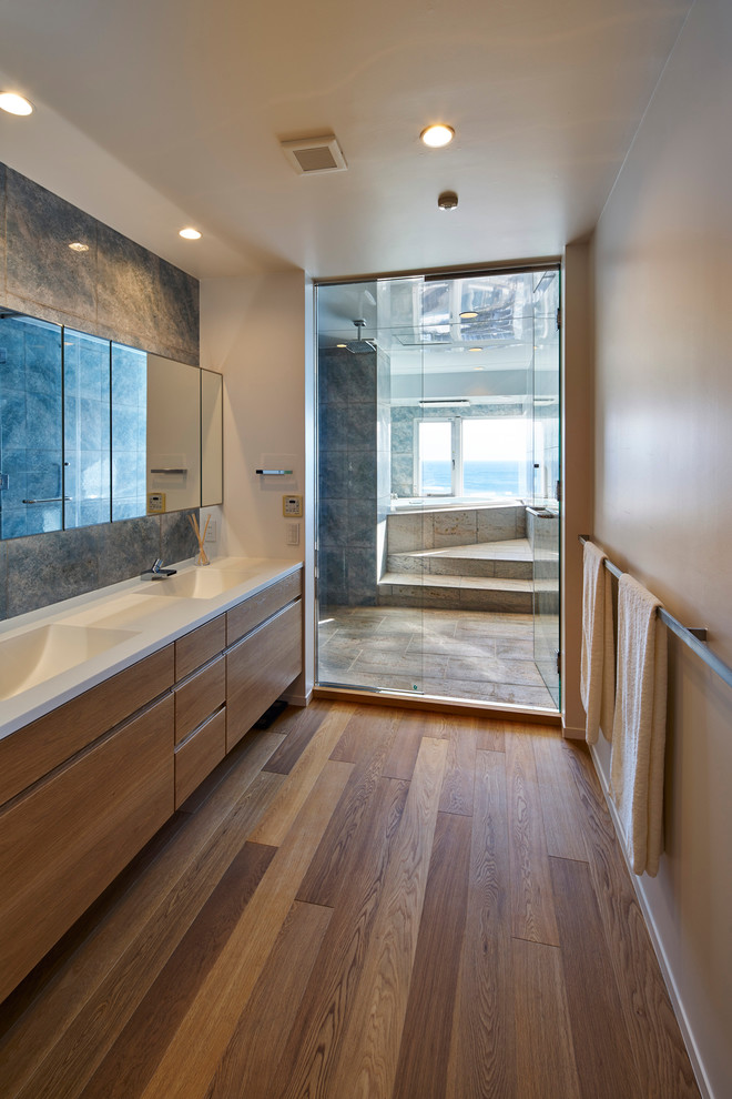 Стильный дизайн: ванная комната в современном стиле с плоскими фасадами, фасадами цвета дерева среднего тона, белыми стенами, паркетным полом среднего тона, монолитной раковиной и коричневым полом - последний тренд