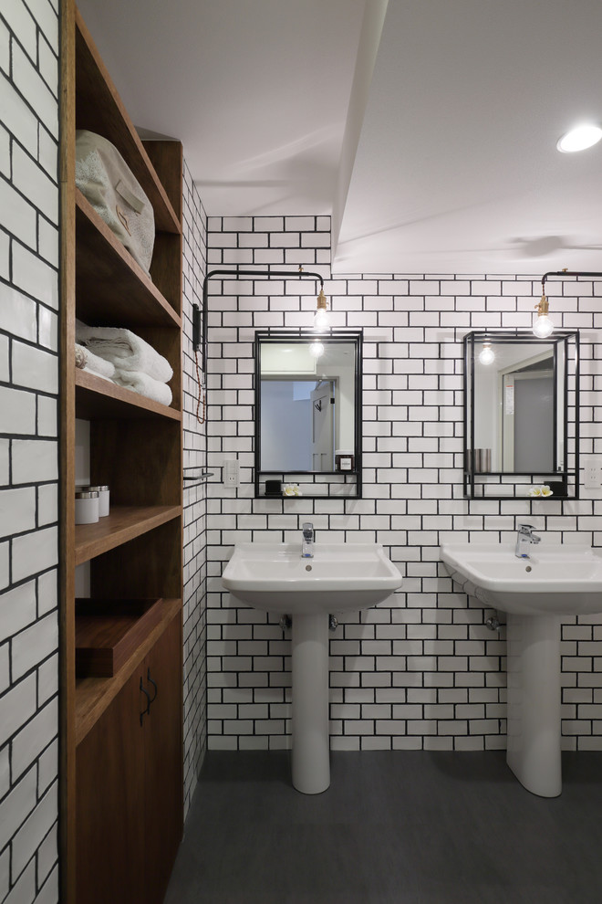 東京都下にあるコンテンポラリースタイルのおしゃれな浴室 (オープンシェルフ、中間色木目調キャビネット、白い壁、コンソール型シンク、グレーの床) の写真