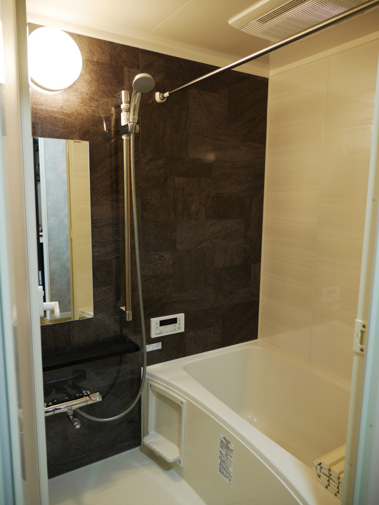 Свежая идея для дизайна: маленькая главная ванная комната в стиле модернизм с полновстраиваемой ванной, черной плиткой, душевой комнатой, черными стенами, белым полом и душем с распашными дверями для на участке и в саду - отличное фото интерьера