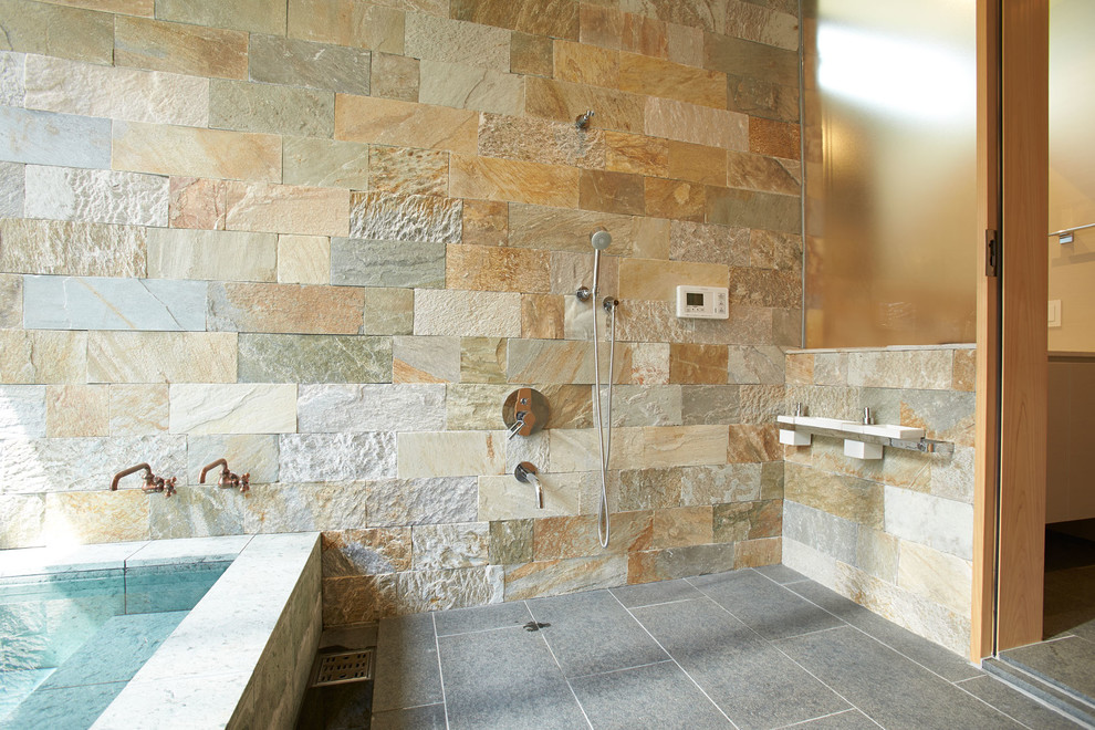 他の地域にあるコンテンポラリースタイルのおしゃれなマスターバスルーム (大型浴槽、ベージュの壁) の写真