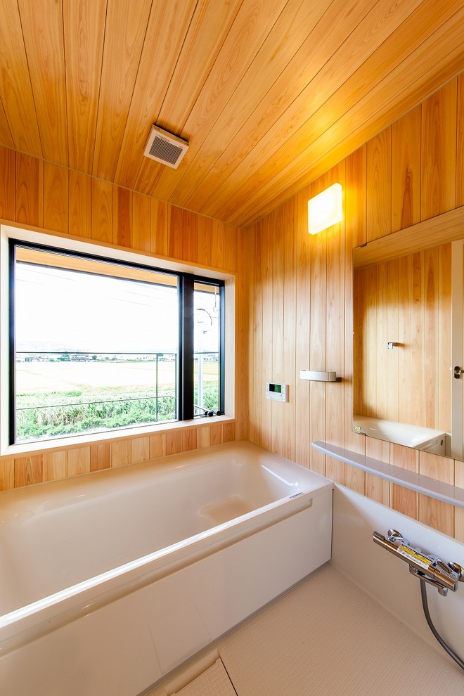 Modelo de cuarto de baño asiático con bañera esquinera, ducha abierta, paredes marrones, suelo blanco y ducha abierta