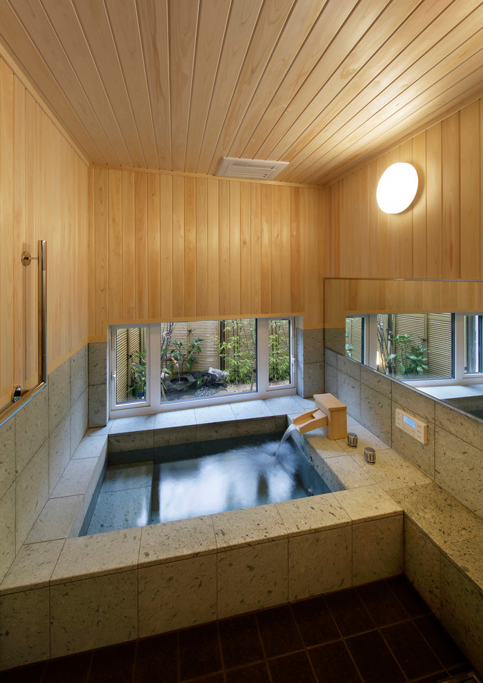 Modernes Badezimmer En Suite mit Eckbadewanne, bunten Wänden und schwarzem Boden in Sonstige