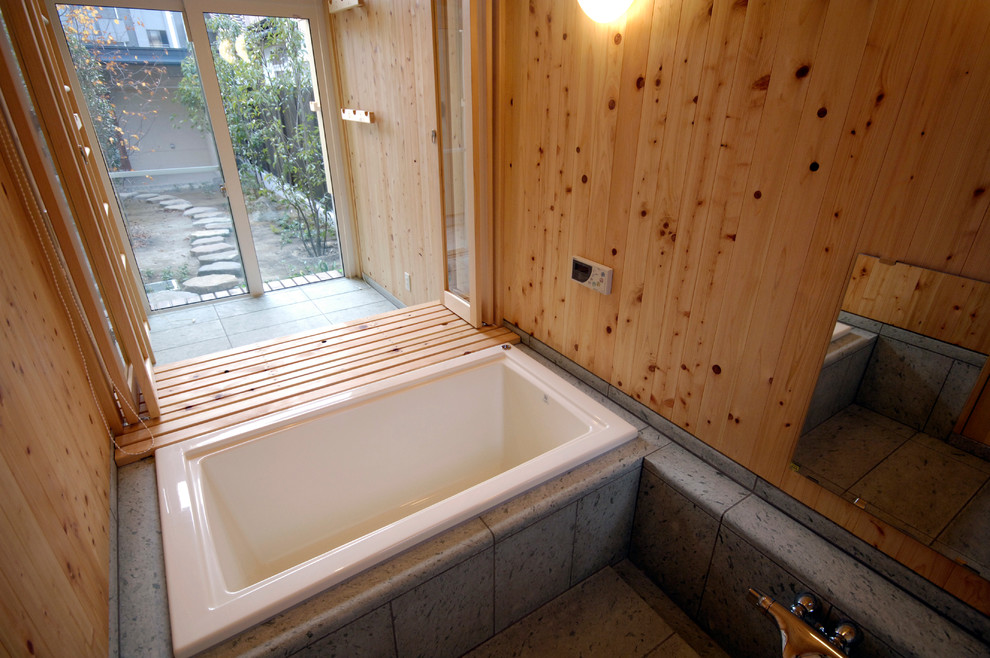 Идея дизайна: ванная комната в восточном стиле с накладной ванной, бежевыми стенами, серым полом, окном и деревянными стенами