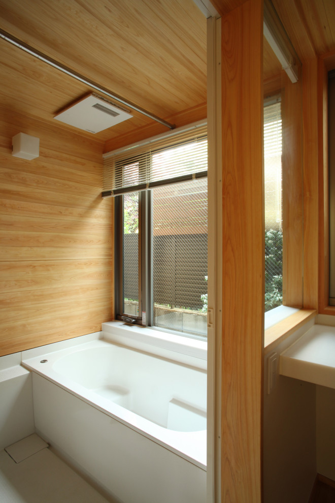 Idéer för att renovera ett mellanstort funkis vit vitt en-suite badrum, med öppna hyllor, vita skåp, ett japanskt badkar, våtrum, vit kakel, vita väggar, mörkt trägolv, ett undermonterad handfat, bänkskiva i akrylsten, brunt golv och med dusch som är öppen