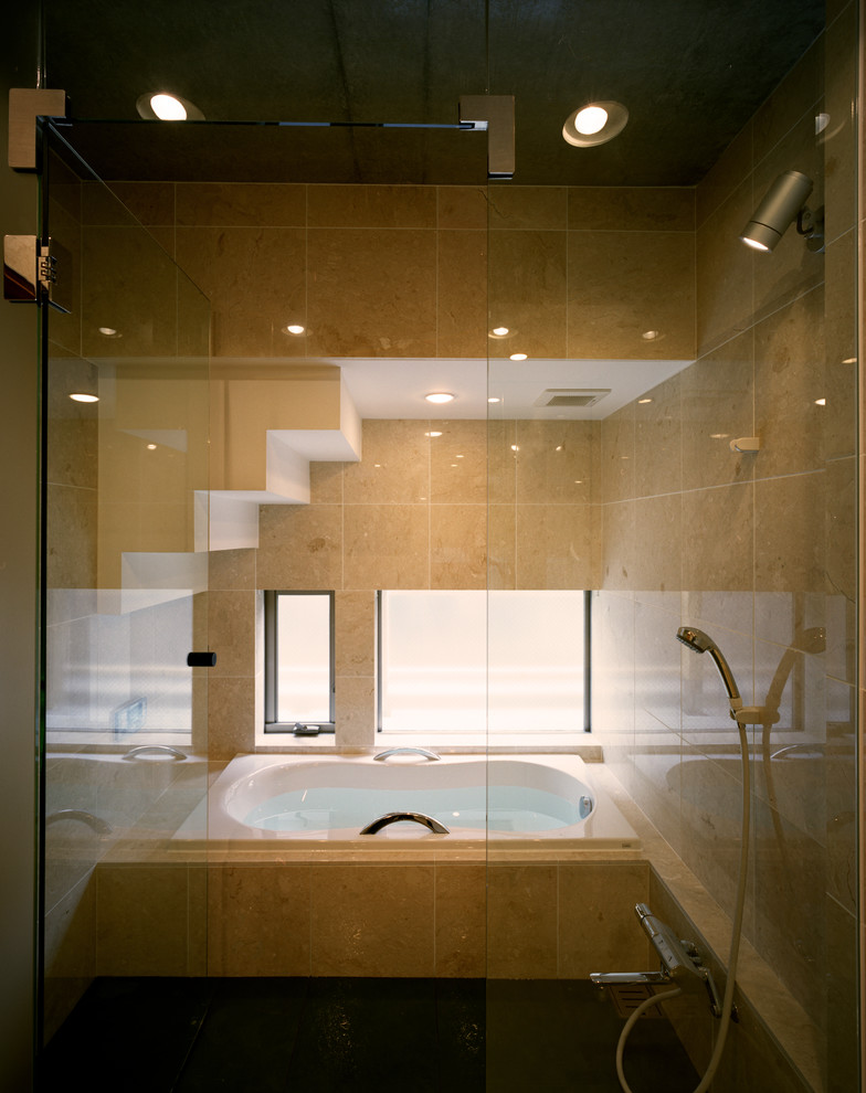 Exemple d'une salle de bain principale asiatique de taille moyenne avec un placard à porte affleurante, des portes de placard beiges, une baignoire d'angle, un combiné douche/baignoire, WC à poser, un carrelage beige, du carrelage en marbre, un mur beige, un sol en marbre, un lavabo encastré, un plan de toilette en marbre, un sol beige, une cabine de douche à porte battante et un plan de toilette beige.