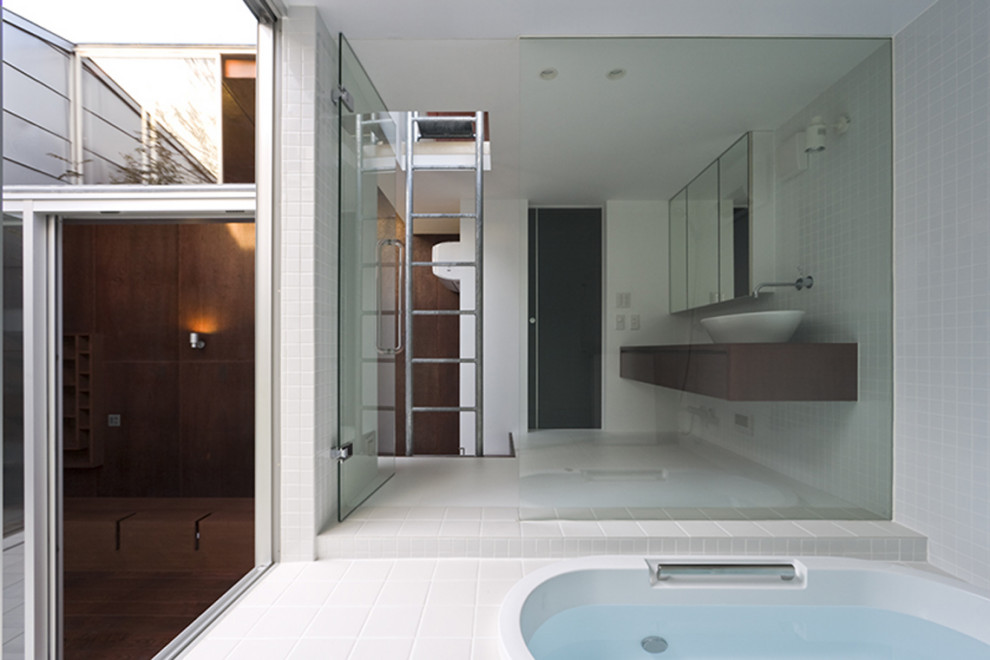 Идея дизайна: главная ванная комната среднего размера в стиле модернизм с стеклянными фасадами, гидромассажной ванной, белой плиткой, полом из керамогранита, столешницей из дерева, белым полом и коричневой столешницей