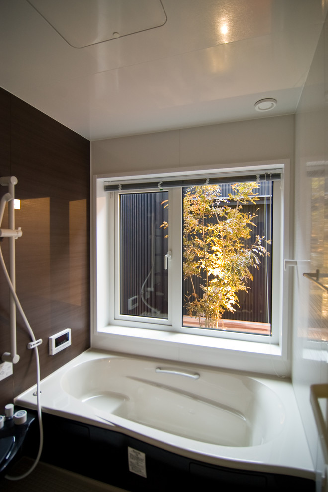 Immagine di una stanza da bagno contemporanea con doccia aperta, pareti marroni, doccia aperta, vasca ad alcova, piastrelle marroni, piastrelle bianche e pavimento marrone