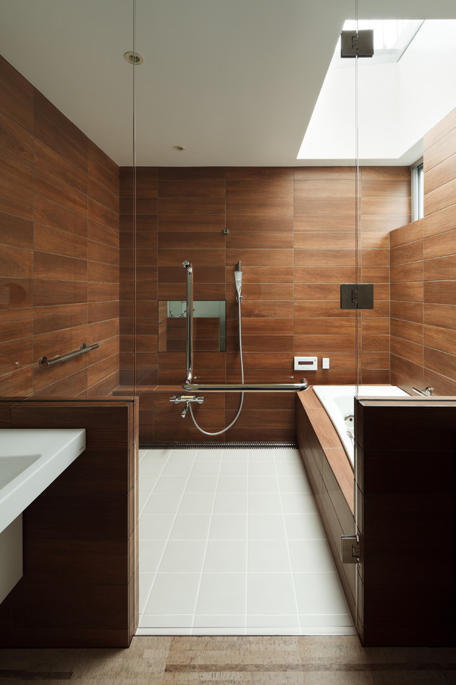 Modern inredning av ett stort en-suite badrum, med släta luckor, skåp i mörkt trä, en kantlös dusch, brun kakel, stickkakel, bruna väggar, korkgolv, ett undermonterad handfat, bänkskiva i kvarts, beiget golv och med dusch som är öppen