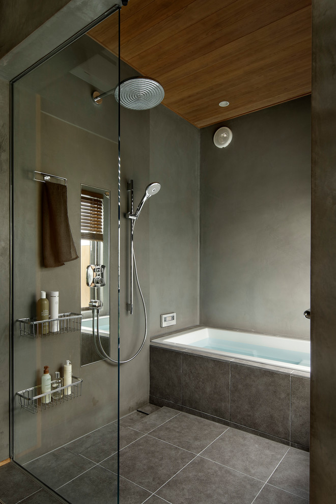 Inspiration för ett mellanstort funkis flerfärgad flerfärgat badrum, med släta luckor, skåp i mellenmörkt trä, grå väggar, klinkergolv i keramik, bänkskiva i kvarts, grått golv, ett platsbyggt badkar, en öppen dusch och dusch med gångjärnsdörr