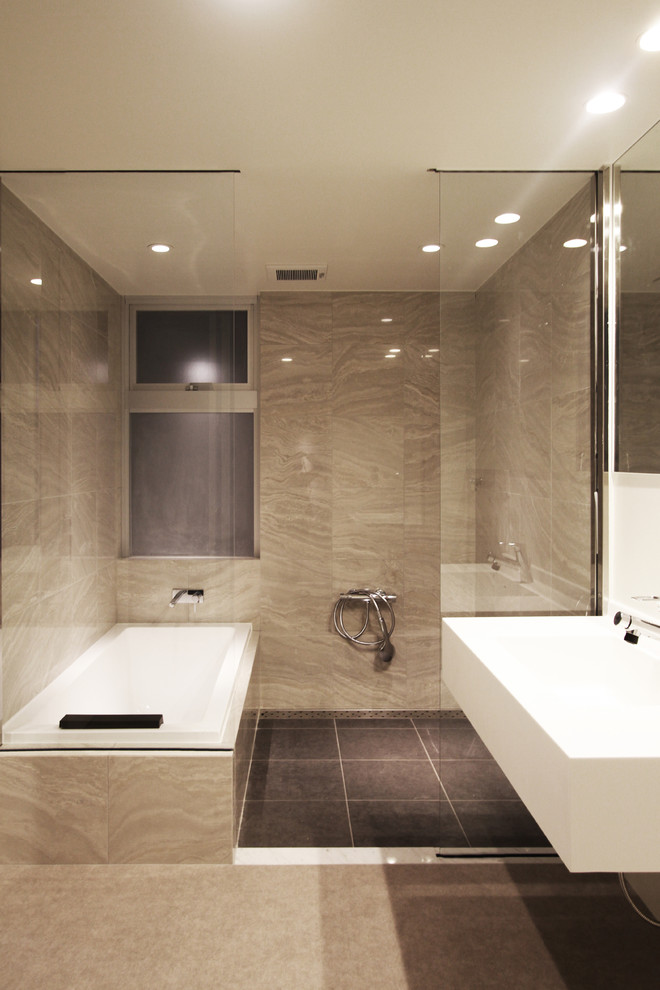 Modernes Badezimmer mit Eckbadewanne, offener Dusche, grauer Wandfarbe, Waschtischkonsole, grauem Boden und offener Dusche in Sonstige