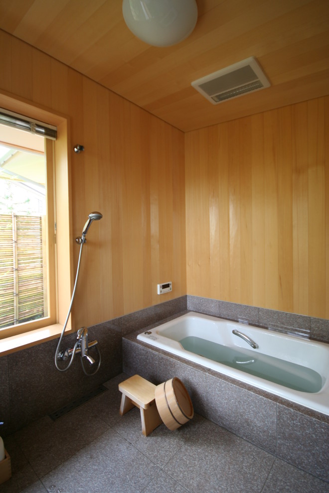 Inspiration för stora asiatiska en-suite badrum, med en jacuzzi, våtrum, stenkakel, bruna väggar, marmorgolv, ett undermonterad handfat, bänkskiva i akrylsten, grått golv och med dusch som är öppen