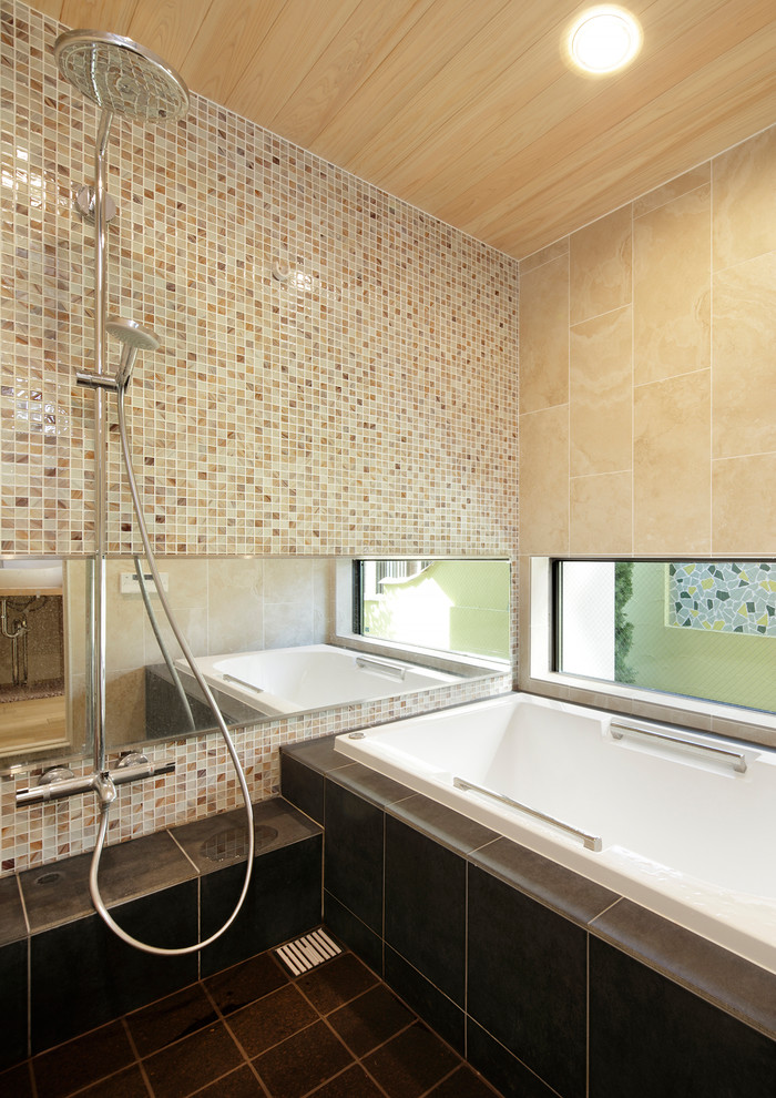Ejemplo de cuarto de baño minimalista con bañera esquinera, ducha abierta, baldosas y/o azulejos marrones, baldosas y/o azulejos beige, baldosas y/o azulejos blancos, paredes beige, suelo negro y ducha abierta