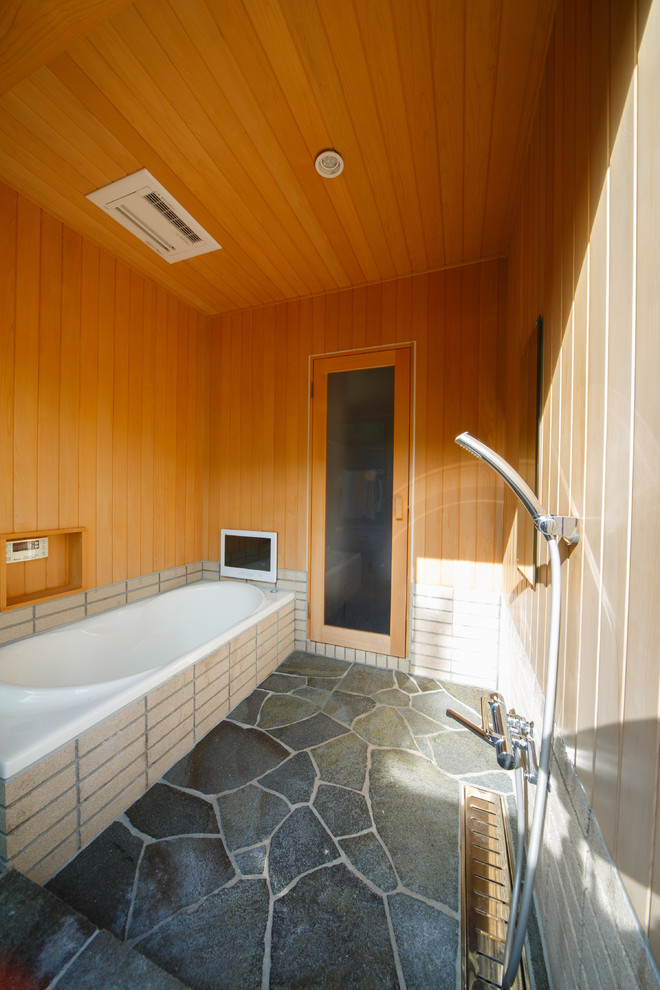 京都にある小さな和風のおしゃれな浴室 (コーナー型浴槽、オープン型シャワー、茶色い壁、グレーの床、オープンシャワー) の写真