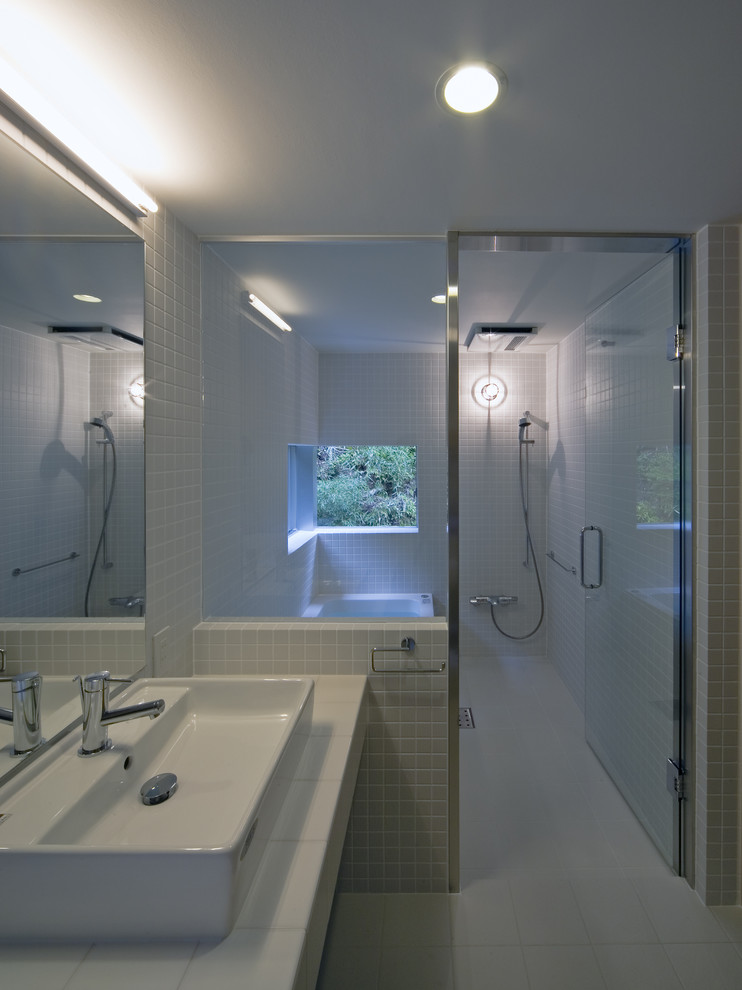 他の地域にあるコンテンポラリースタイルのおしゃれな浴室 (コーナー型浴槽、オープン型シャワー、白い壁、白い床) の写真