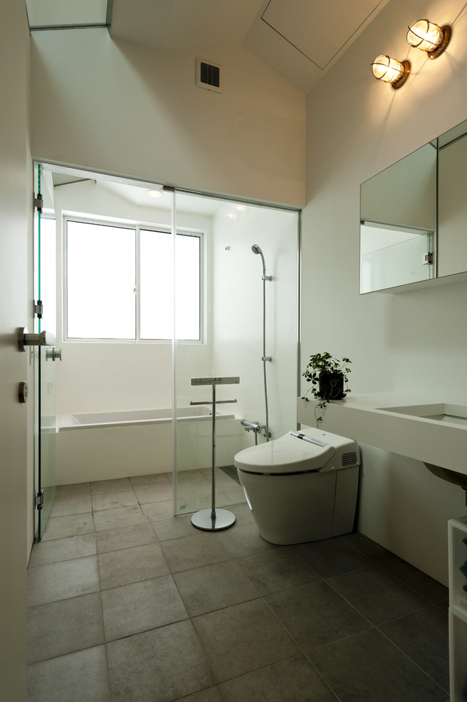Ispirazione per una stanza da bagno minimalista con vasca da incasso, pareti bianche e porta doccia a battente