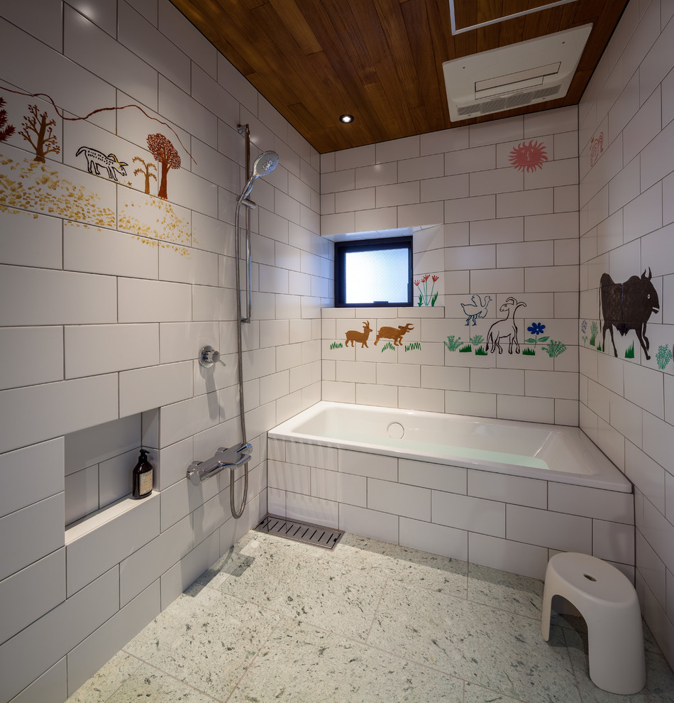 Imagen de cuarto de baño actual con bañera esquinera, ducha a ras de suelo, baldosas y/o azulejos blancos y paredes blancas