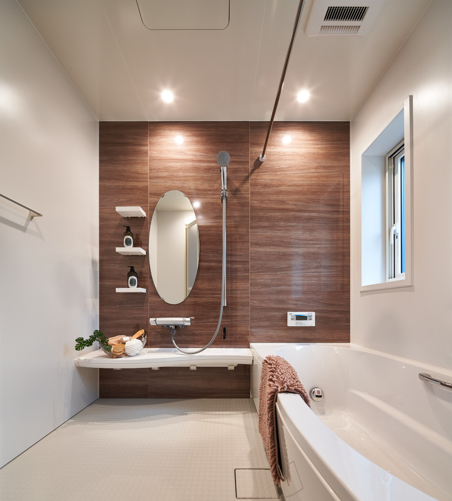 Modernes Badezimmer mit Eckbadewanne, offener Dusche und weißer Wandfarbe in Sonstige