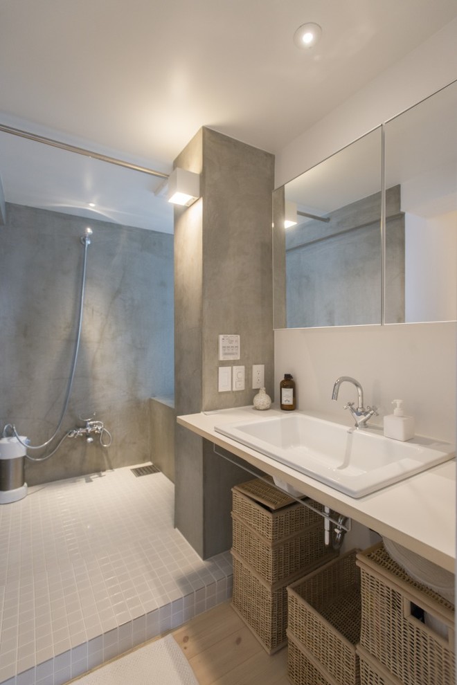 Esempio di una stanza da bagno scandinava con nessun'anta, pareti multicolore, lavabo da incasso e pavimento grigio