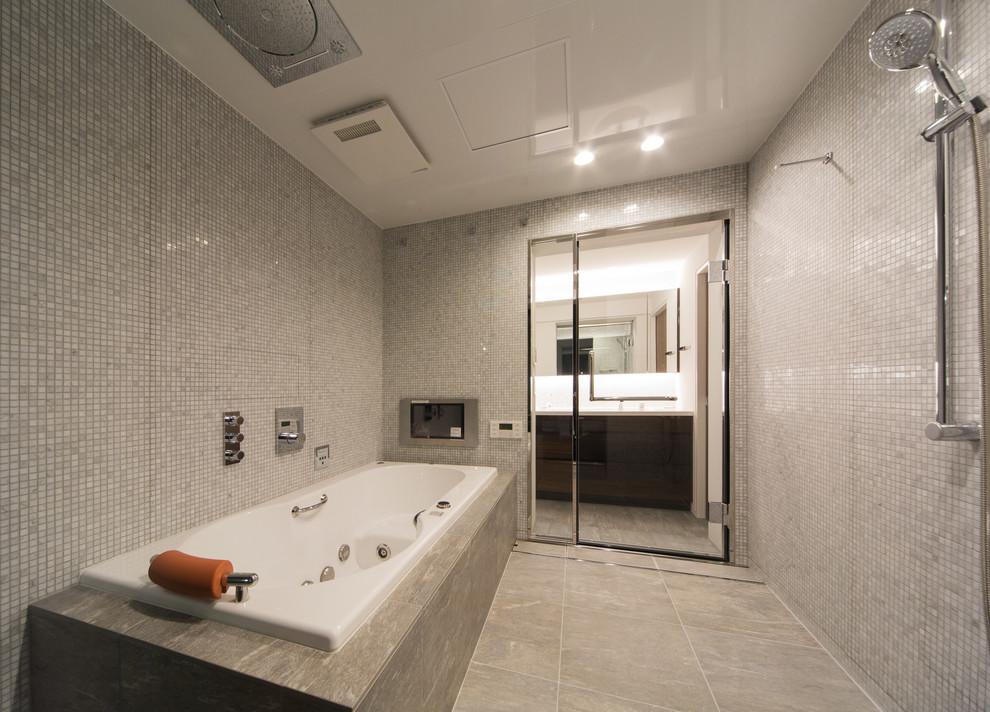 東京23区にあるモダンスタイルのおしゃれな浴室 (グレーの壁、グレーの床、引戸のシャワー) の写真