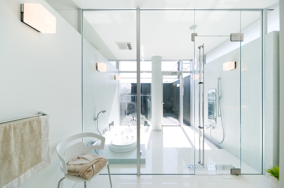 Идея дизайна: главная ванная комната в современном стиле с гидромассажной ванной, белыми стенами, белой плиткой, душем без бортиков и душем с распашными дверями