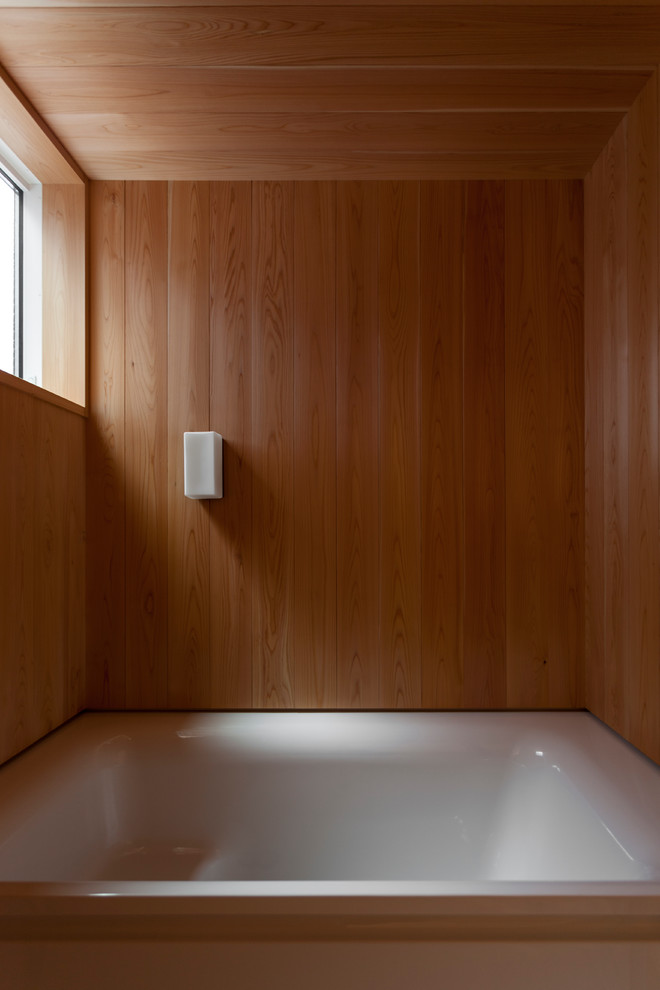 Свежая идея для дизайна: маленькая главная ванная комната в современном стиле с душевой комнатой и коричневыми стенами для на участке и в саду - отличное фото интерьера