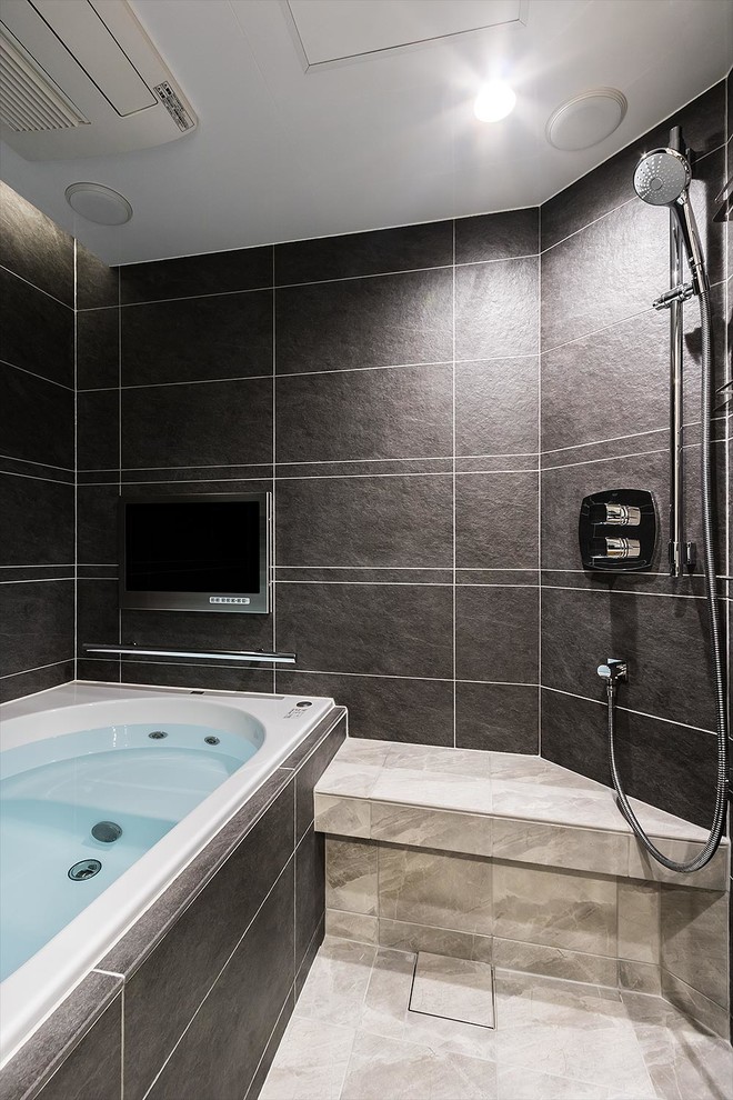 Diseño de cuarto de baño principal moderno sin sin inodoro con bañera encastrada, baldosas y/o azulejos negros, paredes negras, suelo gris y ducha abierta