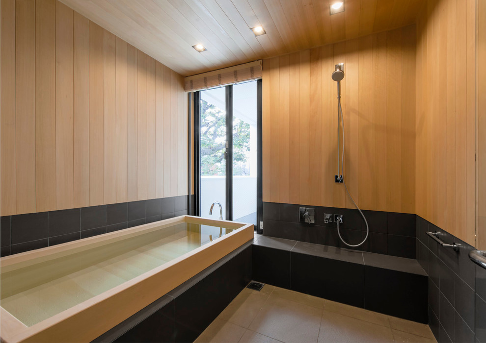 На фото: главная ванная комната в современном стиле с бежевыми стенами и бежевым полом