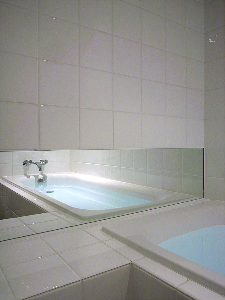 Пример оригинального дизайна: главная ванная комната в стиле модернизм с накладной ванной, белой плиткой, керамической плиткой, белыми стенами и пробковым полом