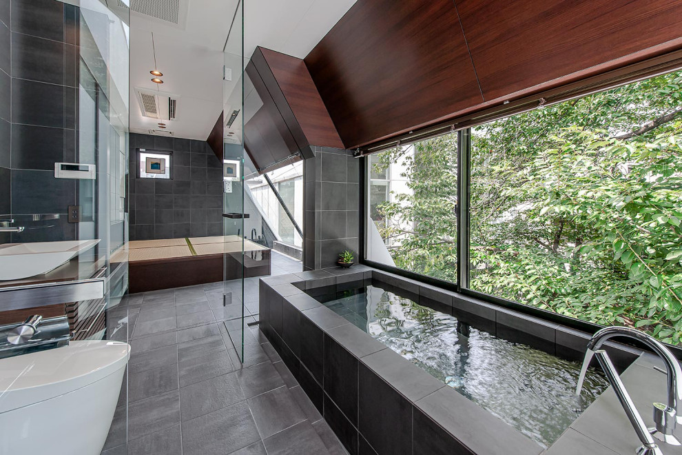 Inspiration pour une salle de bain minimaliste en bois foncé avec un bain japonais, une douche ouverte, un carrelage noir, un mur noir, une vasque, un sol noir, aucune cabine, un plan de toilette marron, meuble simple vasque et meuble-lavabo encastré.
