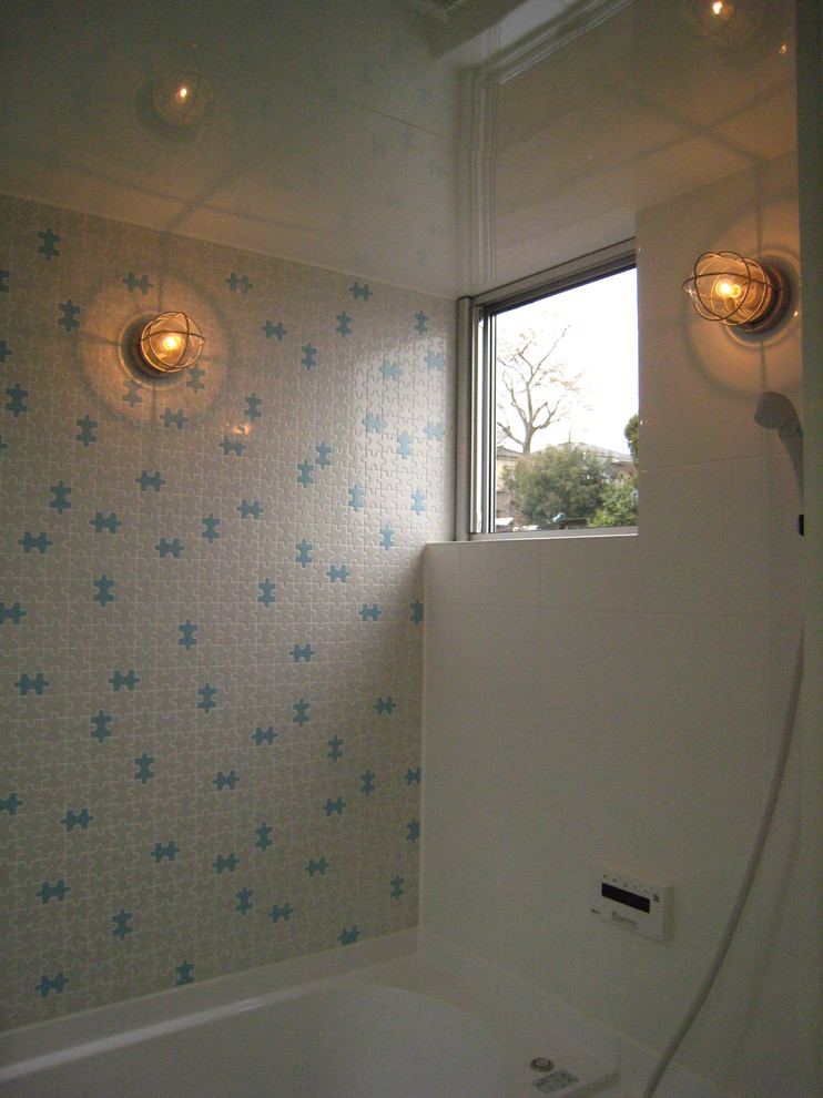 Foto di una stanza da bagno padronale minimalista di medie dimensioni con vasca ad angolo, zona vasca/doccia separata, piastrelle multicolore e piastrelle in gres porcellanato