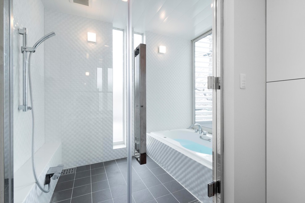 Стильный дизайн: большая главная ванная комната в стиле модернизм с ванной в нише, белой плиткой, керамогранитной плиткой, полом из керамогранита и серым полом - последний тренд