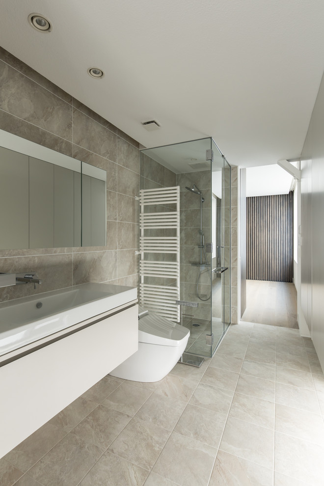 Inspiration pour une salle de bain minimaliste avec un placard à porte plane, des portes de placard blanches, un mur marron, une vasque et un sol marron.