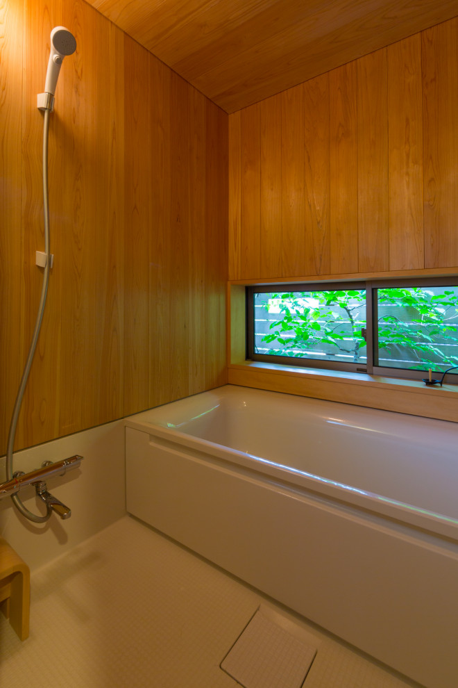 Идея дизайна: маленькая главная ванная комната в стиле модернизм с открытыми фасадами, бежевыми фасадами, японской ванной, душем над ванной, бежевыми стенами, накладной раковиной, столешницей из дерева, белым полом, открытым душем, бежевой столешницей, тумбой под одну раковину, встроенной тумбой, деревянным потолком и деревянными стенами для на участке и в саду