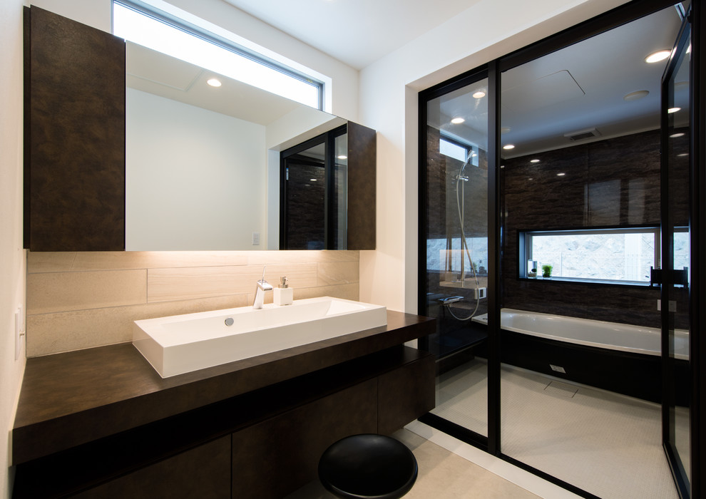 横浜にあるコンテンポラリースタイルのおしゃれな浴室 (フラットパネル扉のキャビネット、茶色いキャビネット、白い壁、横長型シンク、アルコーブ型浴槽、バリアフリー、開き戸のシャワー) の写真