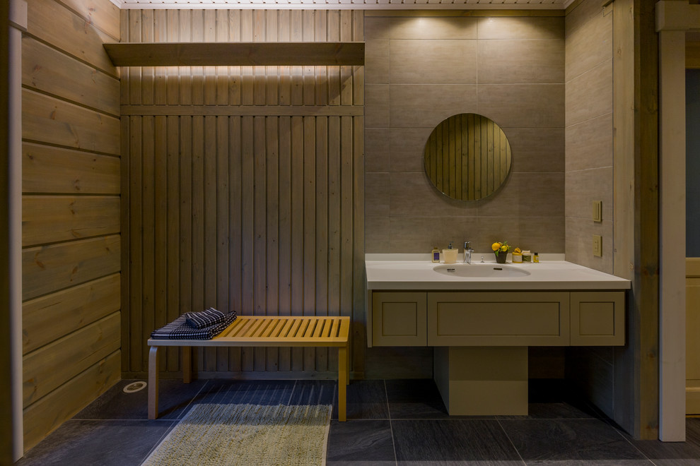 Foto di una stanza da bagno scandinava con lavabo integrato, ante lisce, ante beige e piastrelle bianche