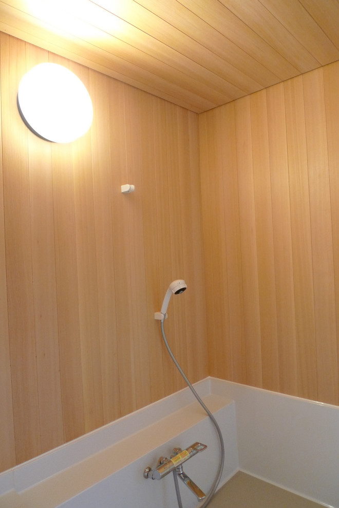 Idee per un'ampia stanza da bagno padronale etnica con vasca giapponese, vasca/doccia, pavimento marrone, soffitto in legno, pareti in legno e pareti beige